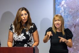 Aurora Sotográs, Directora Ejecutiva de la DECEP en UPR- Recinto de Río Piedras junto la intérprete y profesora Aida Luz Matos.