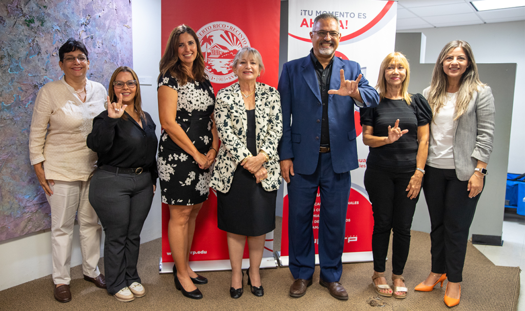 Dra. Vivian Olivera, profesora y coordinadora del Centro de Capacitación Laboral del Recinto de Río Piedras de la UPR; Vivian Santiago, representante de la comunidad sorda y profesora; Aurora Sotográs, directora ejecutiva de la DECEP en UPR- Recinto de Río Piedras; Dra. Angélica Varela Llavona, rectora del Recinto de Río Piedras de la UPR; Lcdo. Juan José Troche Villeneuve ; profesora Aida Luz Matos y Graciela Torres de la DECEP Recinto de Río Piedras de la UPR.