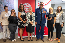 Dra. Vivian Olivera, profesora y coordinadora del Centro de Capacitación Laboral del Recinto de Río Piedras de la UPR; Vivian Santiago, representante de la comunidad sorda y profesora; Aurora Sotográs, directora ejecutiva de la DECEP en UPR- Recinto de Río Piedras; Dra. Angélica Varela Llavona, rectora del Recinto de Río Piedras de la UPR; Lcdo. Juan José Troche Villeneuve ; profesora Aida Luz Matos y Graciela Torres de la DECEP Recinto de Río Piedras de la UPR.